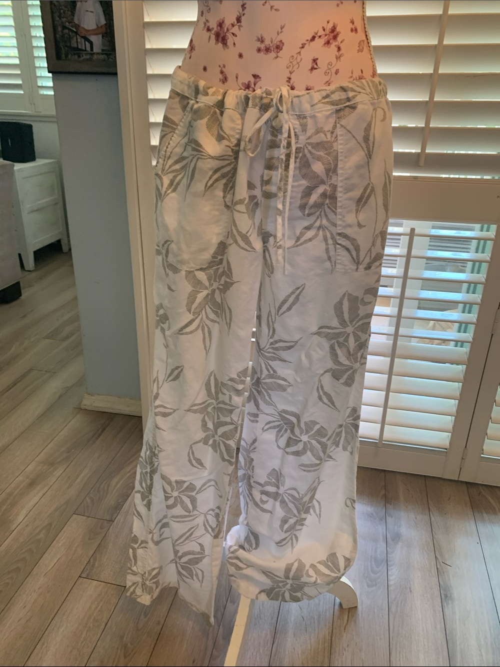 LONDONJEAN White Linen Wide-Leg Pants with Gray Leaf Print